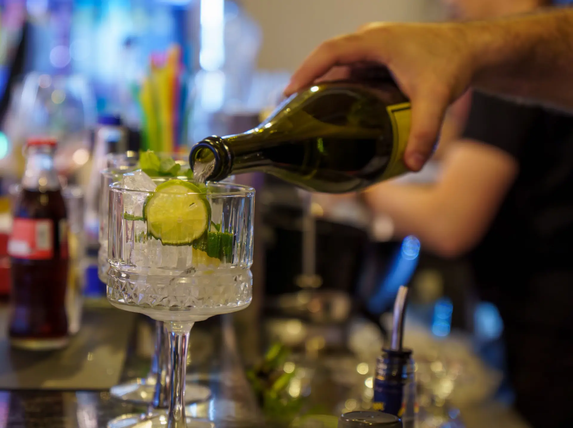 Cocktail preparat la barul restaurantului Diamant